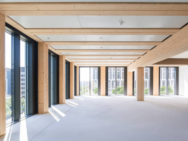 Innenraum eines Bürogebäudes in Holzbauweise mit sichtbaren Holzstützen und -unterzügen