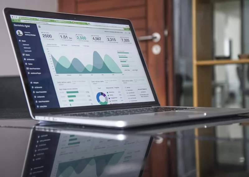 Laptop mit geöffnetem Auswertungs-Dashboard